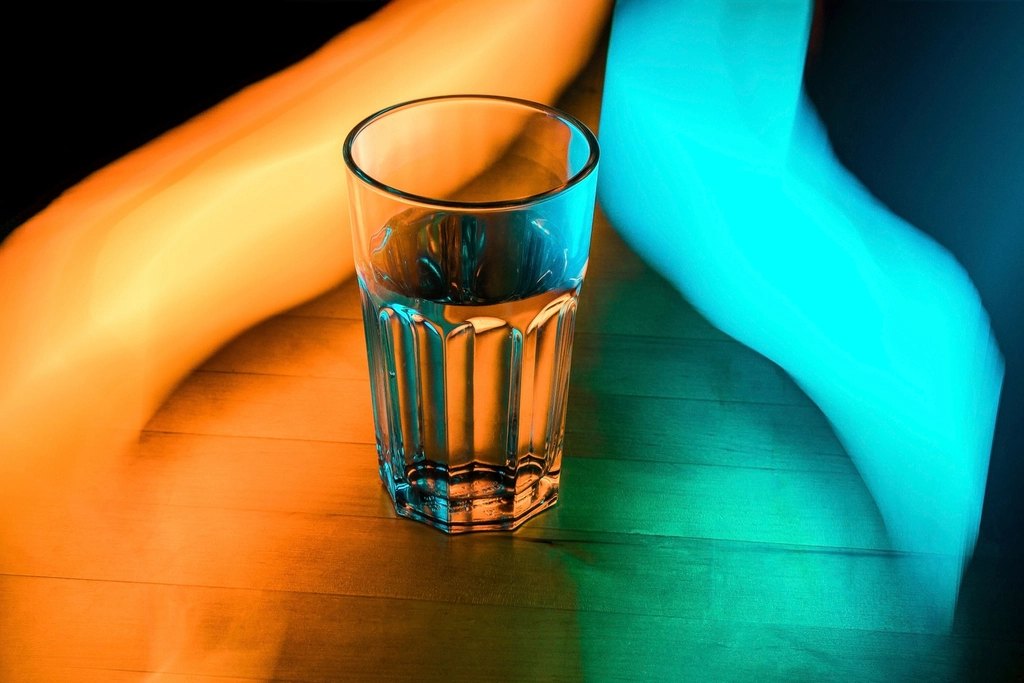 テーブルに置かれた水の入ったグラス