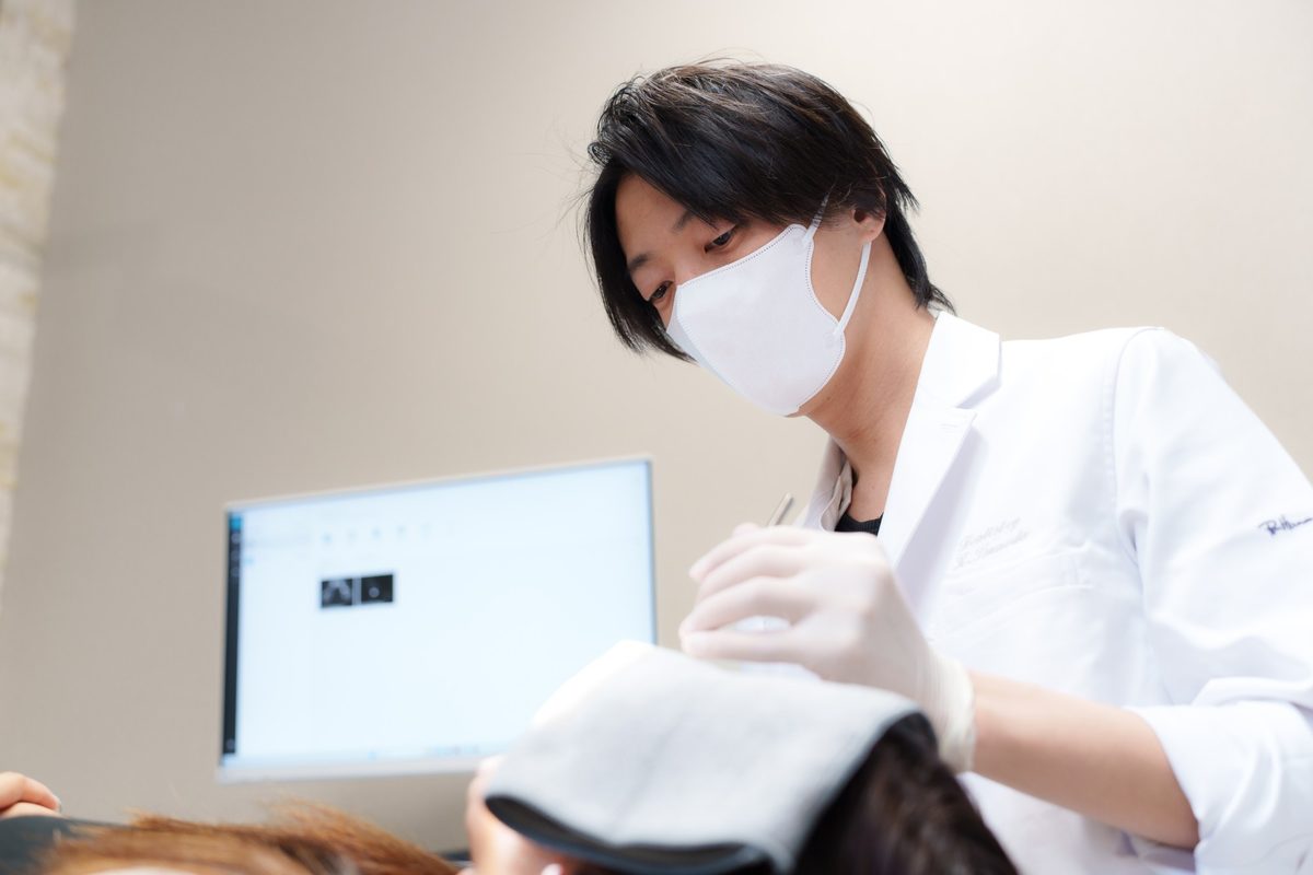 TSUNODA DENTAL CLINIC 角田幸一郎院長の診療風景